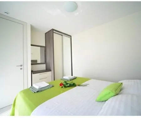 Lagoon Apartment *